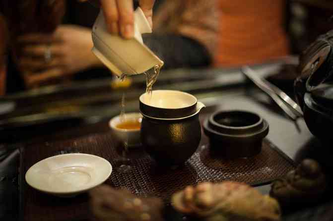 卯时饮茶：普洱的独特魅力及其对健的益处与潜在风险