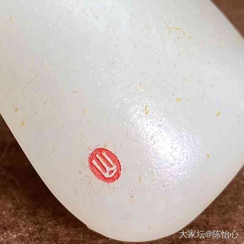 和田玉上的红印是什么：一种神秘的自然标志