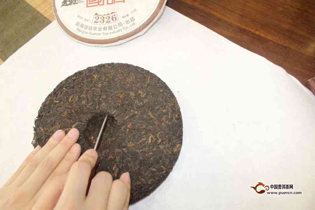 普洱茶圆砖正确撬茶方法与云南普洱茶砖价值功效解析