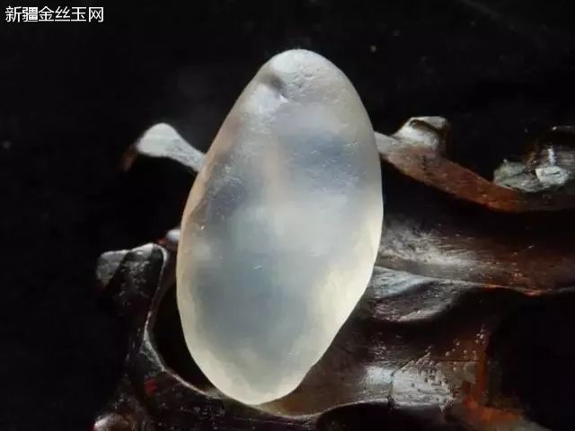 金丝玉与水沫玉的比较：宝石光彩之差异