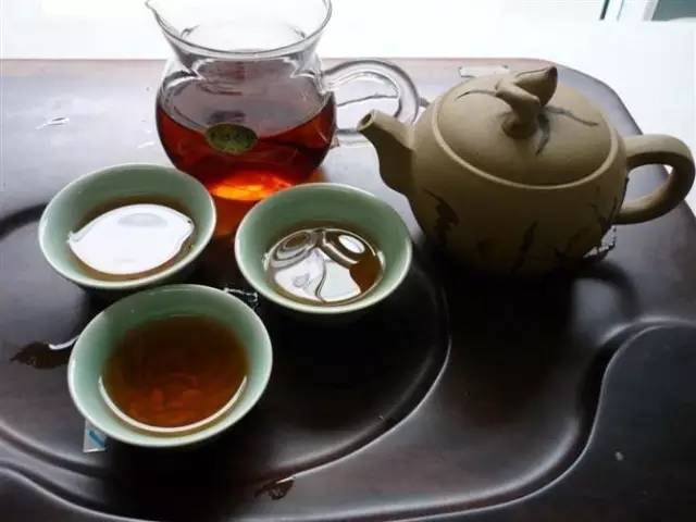 '普洱生茶春茶的特点，口感，与秋茶的区别：揭示普洱茶叶的魅力'