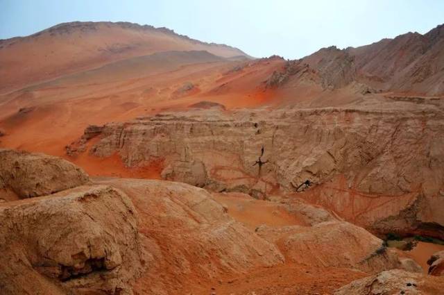 探寻火焰山之神秘：吐鲁番火山的起源及对古代丝绸之路的影响