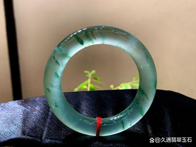 翡翠镯子：蓝色宝石的华丽魅力，古董收藏家的珍品，东方女性的优雅之选