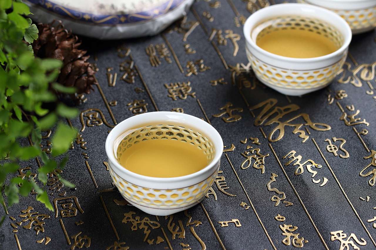 40年普洱茶饼：品味时光，探寻历与工艺的完美结合