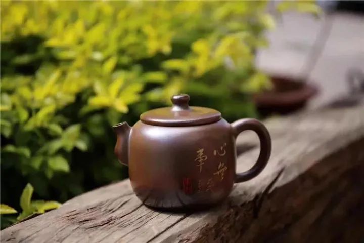 如何选择适合的普洱茶饼罐材质：金属、瓷还是玻璃？