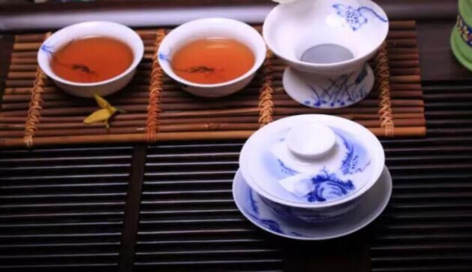 蹭普洱茶热度：普洱茶热吗？多少钱一壶，热量是多少大卡？会发胖吗？