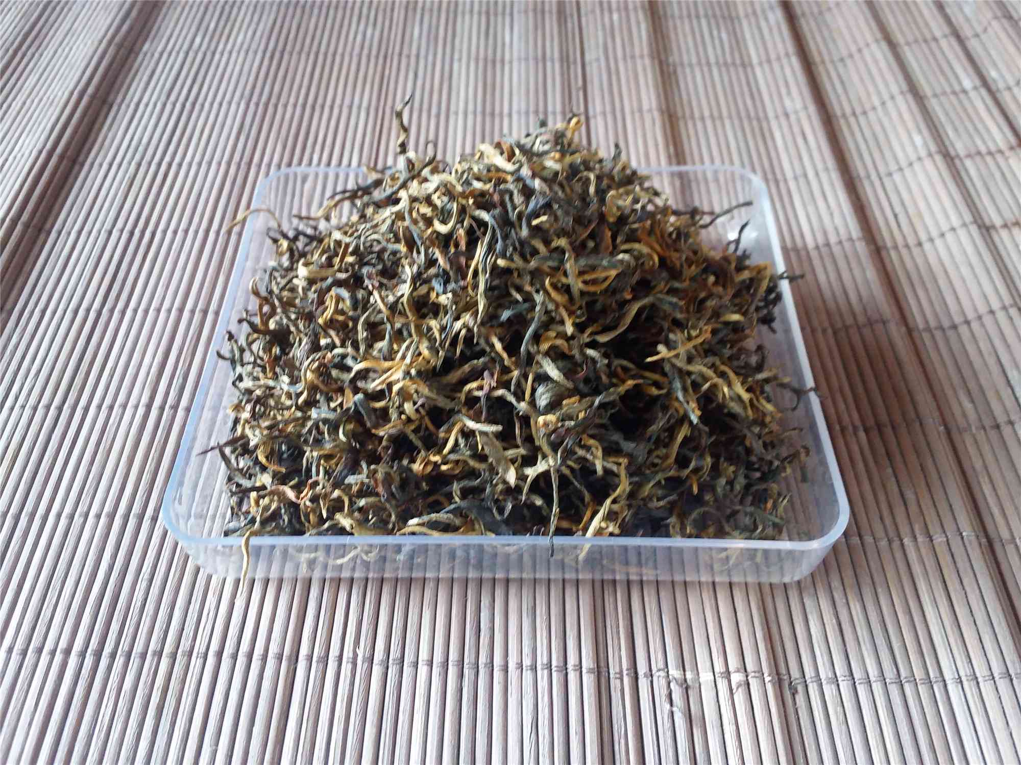 2018年产自古树普洱茶的黄金条茶叶，精选原料，醇厚口感，陈化潜力无限