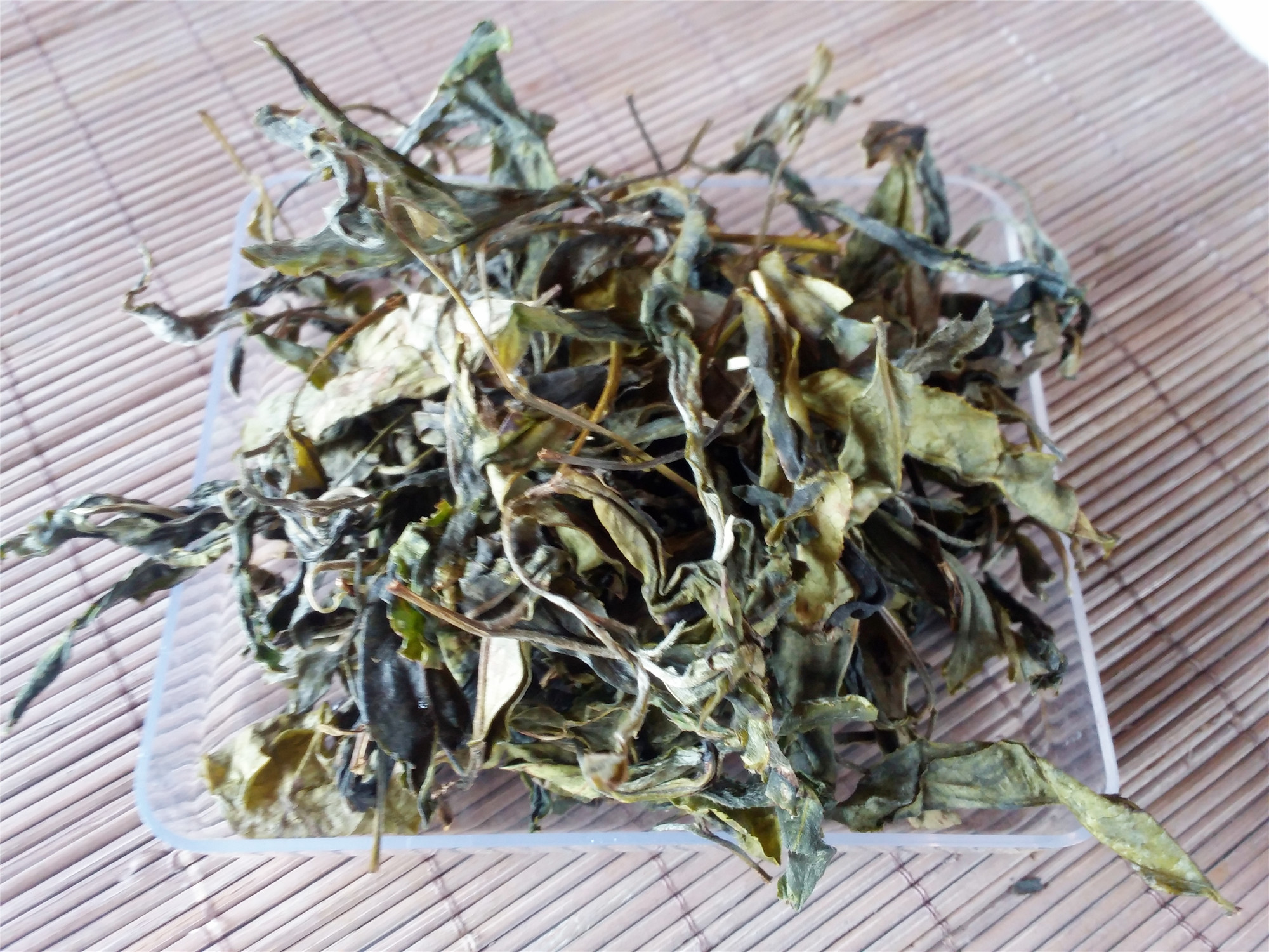 2018年产自古树普洱茶的黄金条茶叶，精选原料，醇厚口感，陈化潜力无限