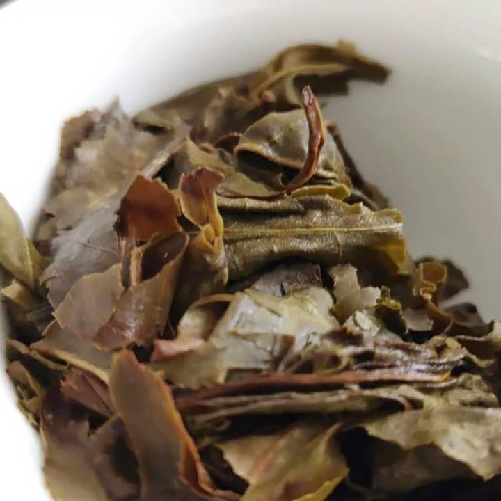 2018年产自古树普洱茶的黄金条茶叶，精选原料，醇厚口感，陈化潜力无限