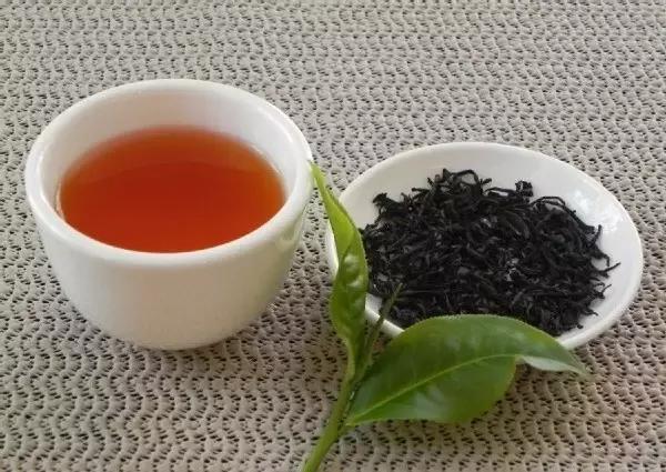 冰岛普洱茶是红茶吗？还是白茶？为什么？同时，冰岛普洱茶属于熟茶吗？