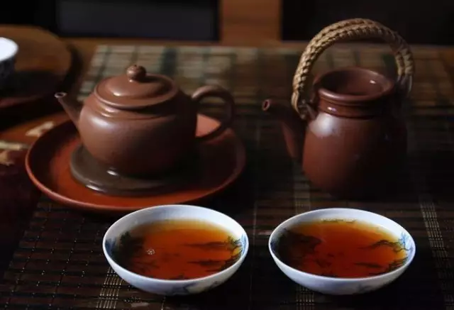 普洱茶冲泡解说：品茗海，掌握冲泡技巧，享受茶香人生。