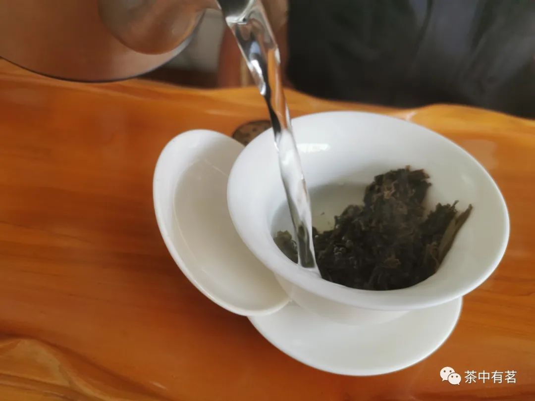 普洱茶冲泡解说：品茗海，掌握冲泡技巧，享受茶香人生。