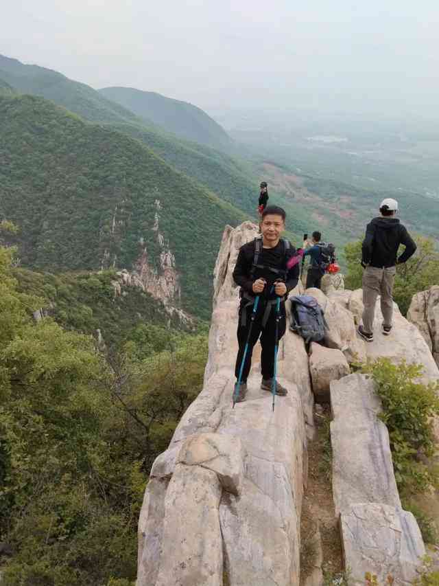 嵩山能爬吗？嵩山景区有几条爬山路线？现在可以玩几天？自驾进去可以吗？