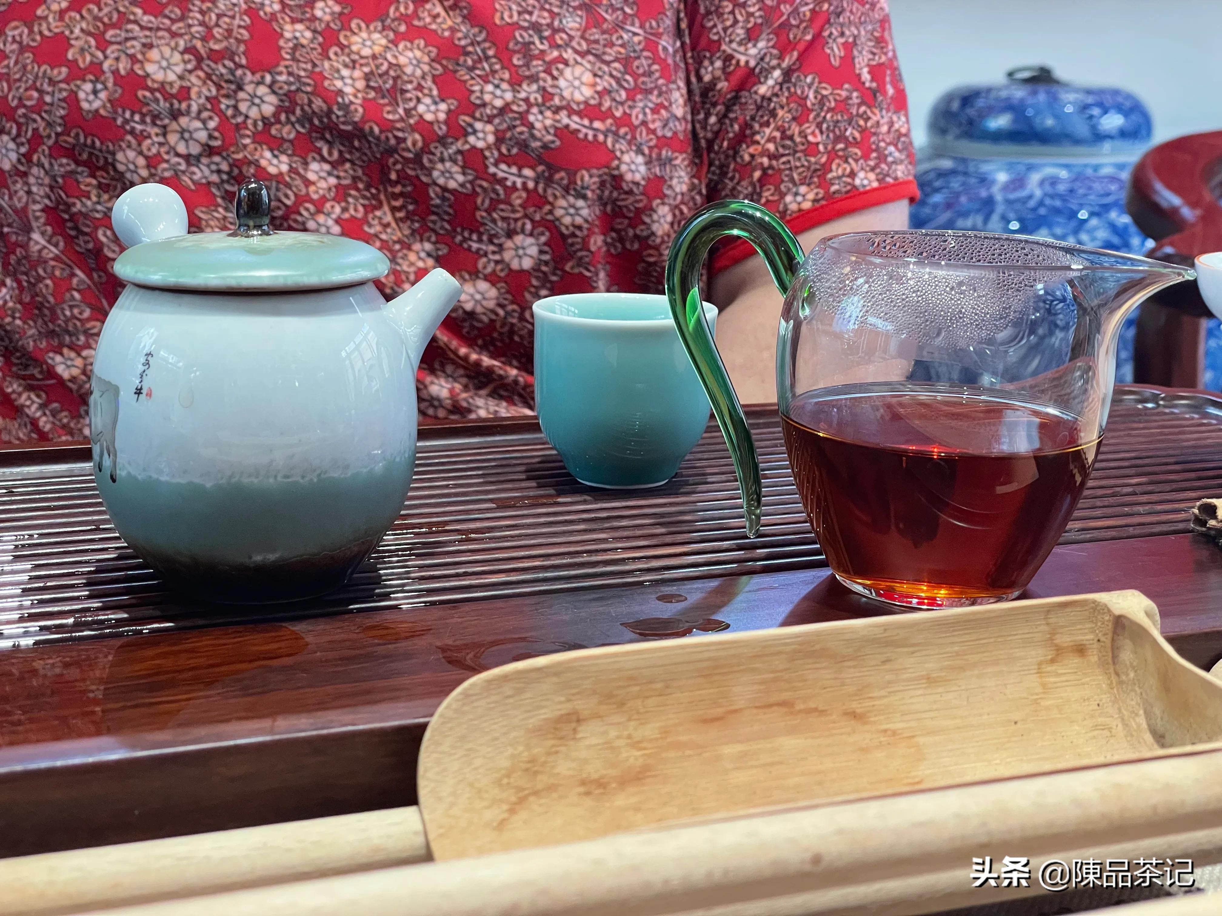 王霞普洱茶：一代茶王的故事与品鉴技巧，了解茶叶品种、制作工艺和品味方法