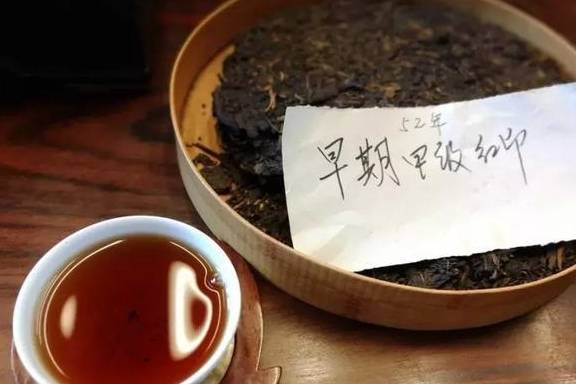 普洱茶买二送一：送人几饼合适？是新茶还是老茶？