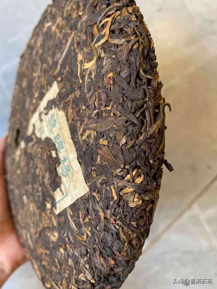 2004年南峤茶厂精选级普洱茶：古树茶韵，醇厚口感的云南茶叶代表