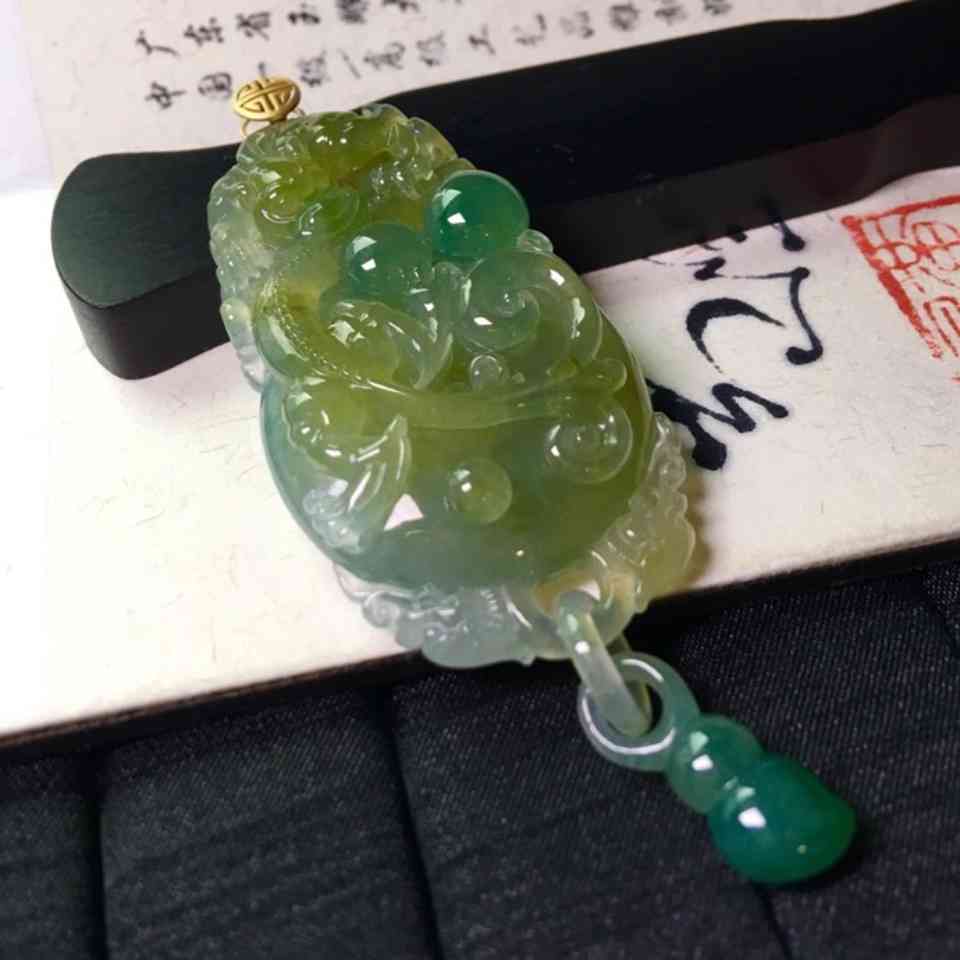 翡翠龙牌含义与灵性：价值与把玩