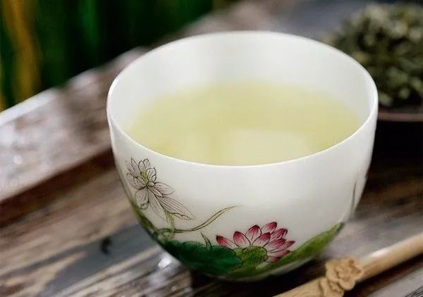 夜色中的普洱茶香：一杯静的茶，一深沉的思绪