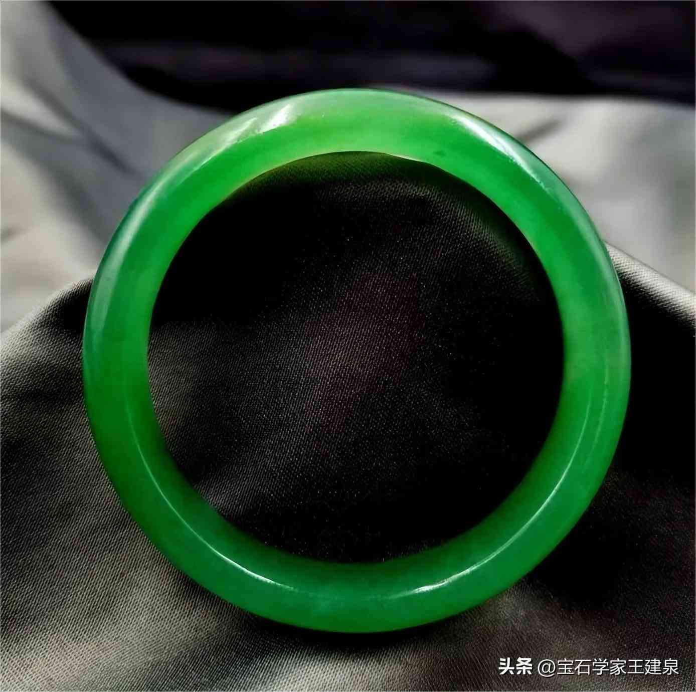 单晶玉的鉴定与独龙玉的关系探讨：它究竟是不是单晶玉？