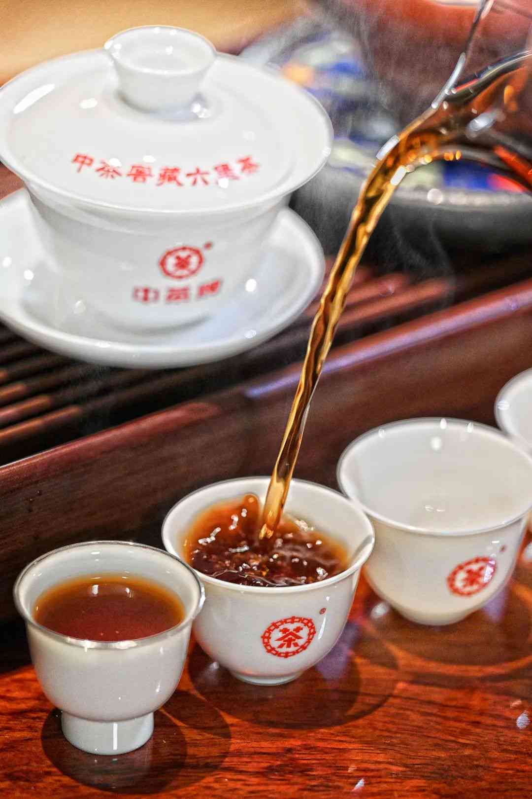 普洱茶陈老师：老陈香普洱茶的功效与作用，品鉴周老师领导的老陈茶