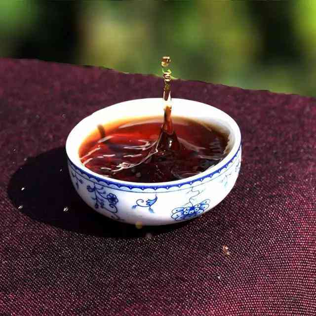 月半弯普洱茶小黑：香醇浓，回味悠长的茶品