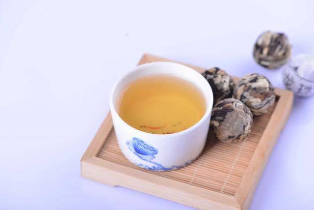 铁盒装六片普洱茶保期：多久不变质？