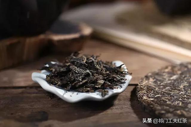 两种茶叶的魅力对比：红茶与普洱茶的独特之处