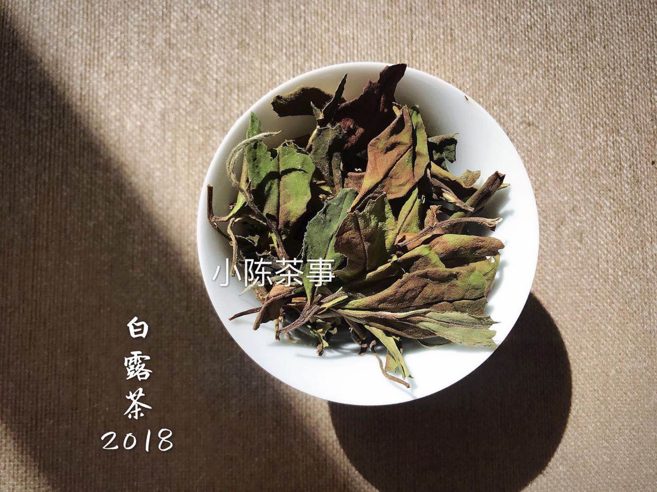 新 普洱茶与岩茶的口感、功效与品质对比，谁更胜一筹？