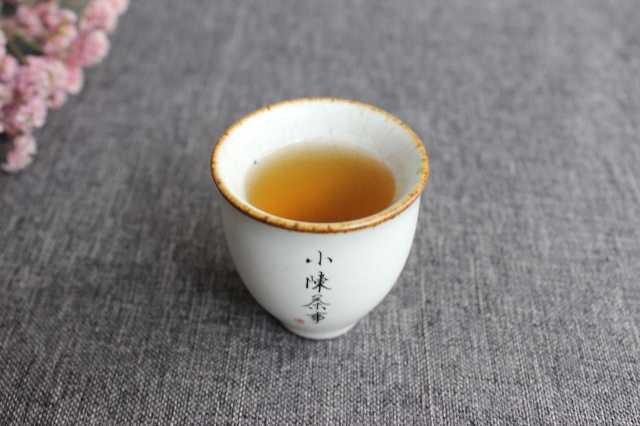 新 普洱茶与岩茶的口感、功效与品质对比，谁更胜一筹？