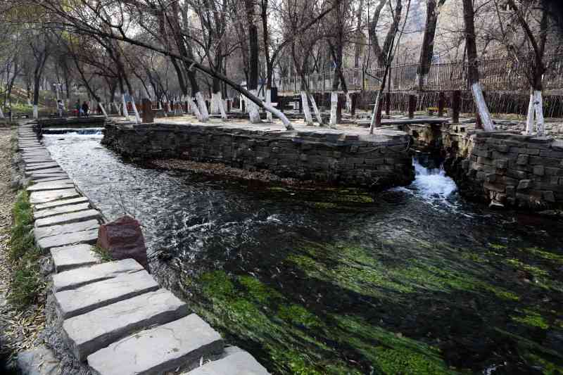 乌鲁木齐的水磨沟旅游指南：更佳游览时间、交通方式和附近景点推荐