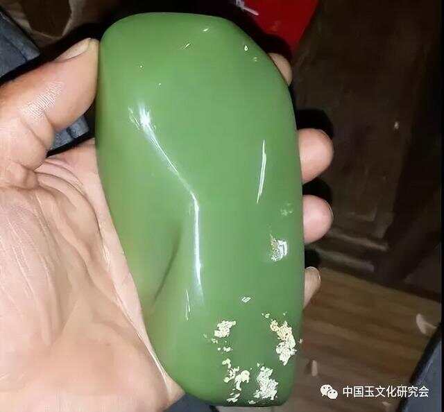 深绿色河磨玉寓意：自然之美与生命之源