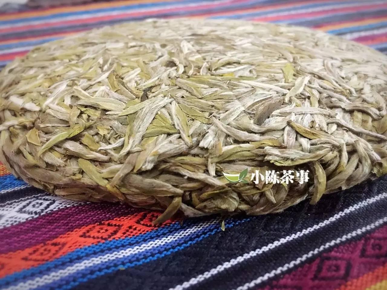 普洱茶与白毫银针：哪款茶叶更适合女性饮用？