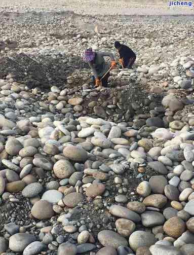 若羌山流水料捡玉的地方：探索更佳捡玉区域、技巧与注意事项