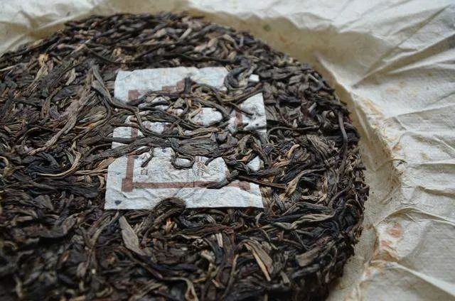 普洱茶揭饼存的必要性及其原因：为什么普洱茶需要揭开饼并存？