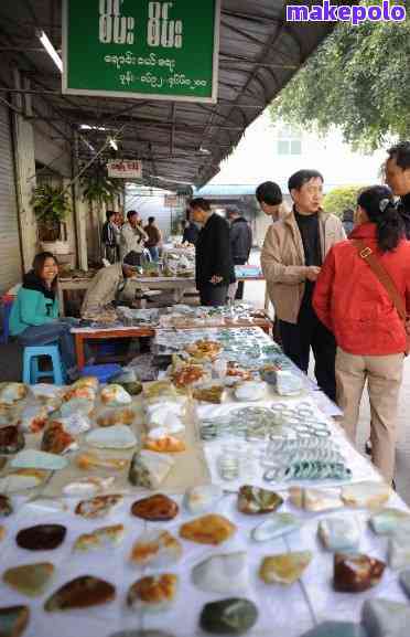 探秘云南景洪市的翡翠宝库：玉石一条街