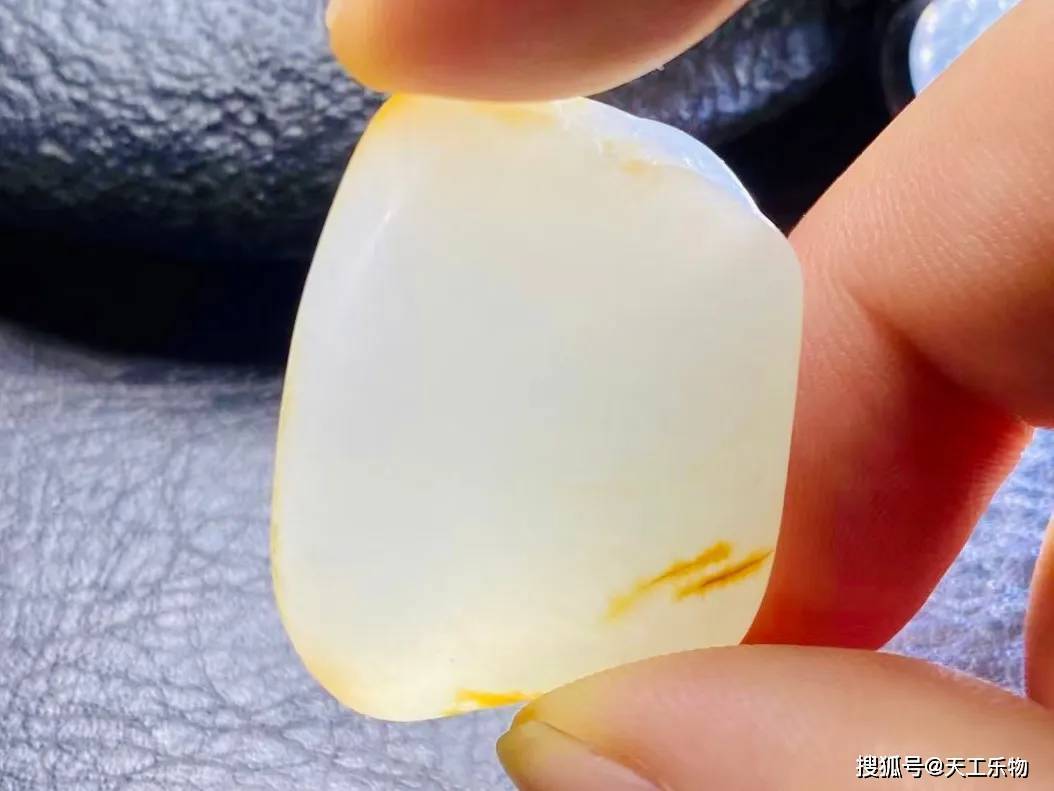 和田玉光泽度：好还是暗的好？与玻璃的光泽有何区别？如何评价？