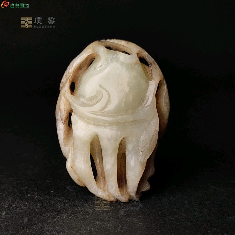 明朝和田玉手把件：精致典雅的古代艺术品，展现皇家气派与匠心独运