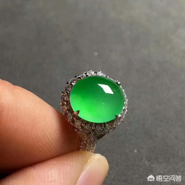 一万块钱买黄金还是翡翠好呢？一万块翡翠和黄金各能买多少？