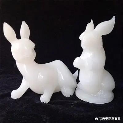 新疆和田玉雕琢的神秘猫形装饰品：千年工艺传承与文化象征