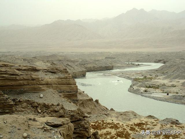 探究玉龙喀什河的流向及其地理背景，揭示其对周边地区的影响