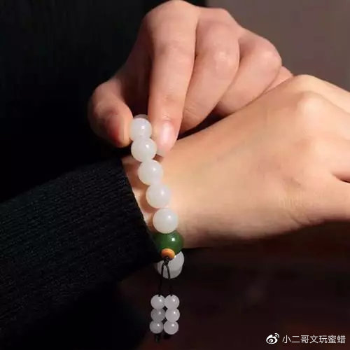 女性佩戴手串的技巧与禁忌：双手同时戴玉手串是否合适？