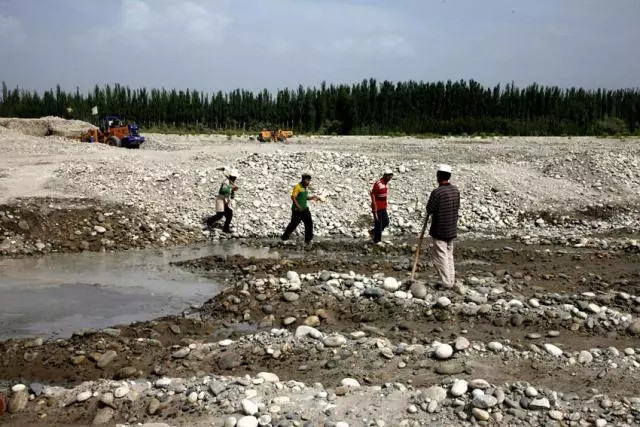 什么月份去和田玉龙河挖玉好：更佳时间与地点解析