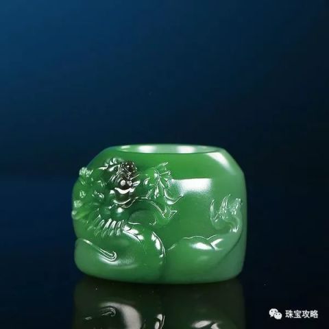 菠菜绿的和田玉好吗？青海料的如何鉴别？是否有黑点？