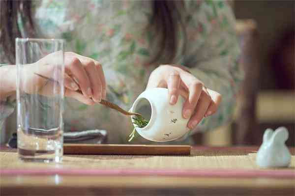 茶艺大师教你如何用茶杯泡制普洱茶，让你品尝到极致的茶香