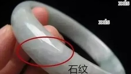 翡翠手镯中的蜘蛛纹：优点、缺点以及如何鉴别真伪