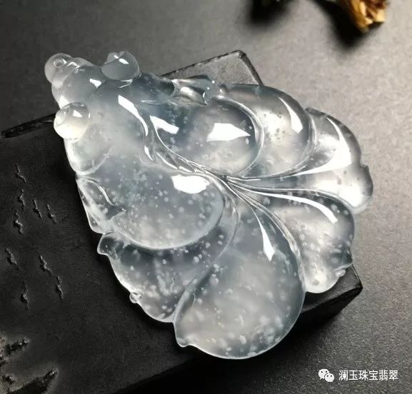 翡翠棉絮的磨损：原因、处理方法以及保养技巧，让你的翡翠保持美丽光彩