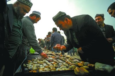 新疆和田玉山料原石玉石巴扎