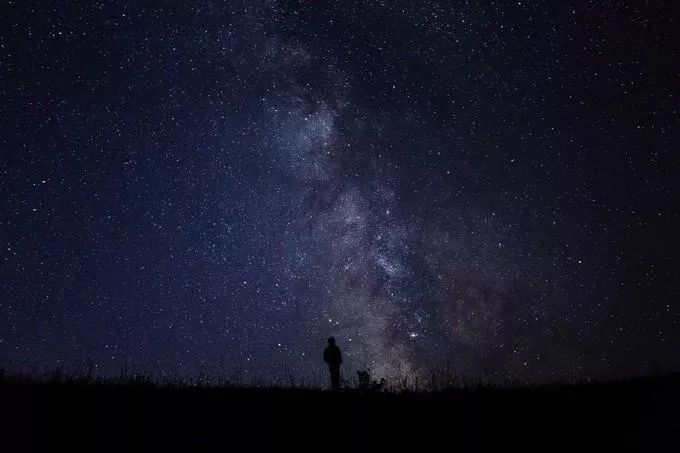 冰晶玉润星汉：璀璨夜空的神秘之美