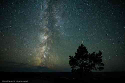 冰晶玉润星汉：璀璨夜空的神秘之美