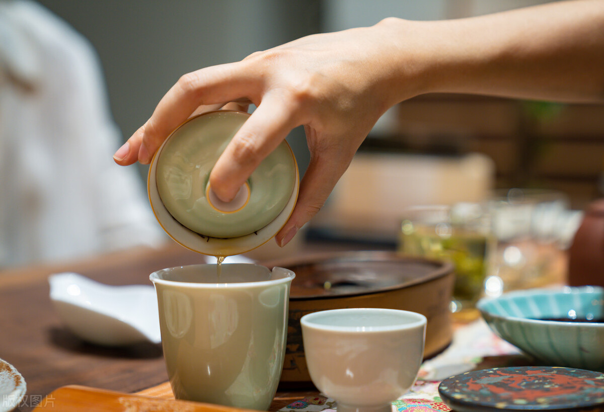 普洱茶的营养成分解析：一杯茶的健益处与作用